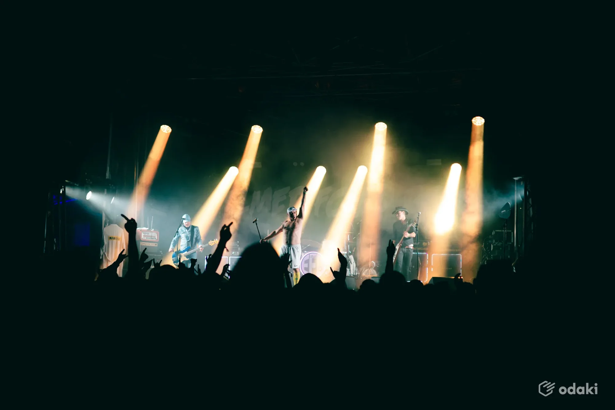 Photographie d'un groupe de musique lors d'un festival